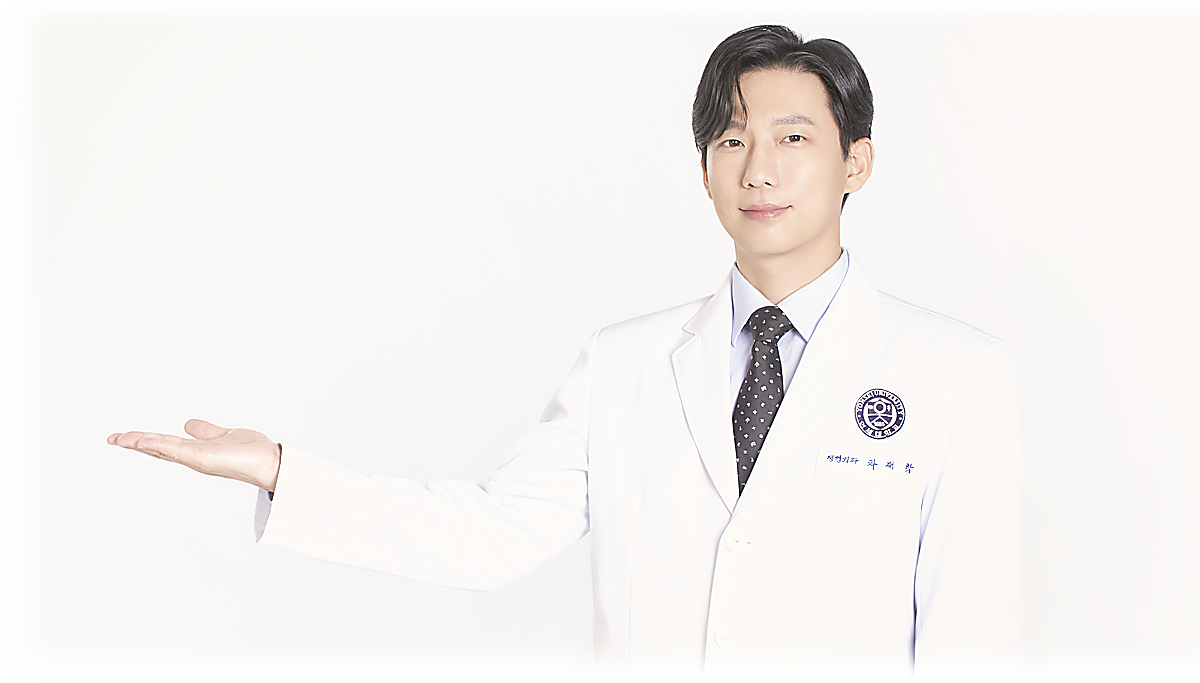 차재학 대표원장이 진료 항목을 안내하는 모습